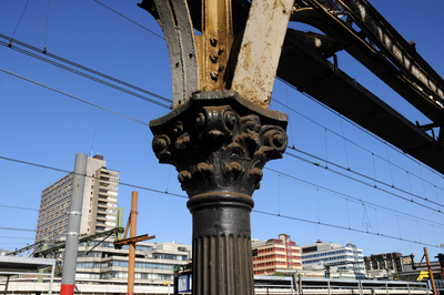 900493 Afbeelding van een gietijzeren kapiteel van een van de kolommen van de perronkap van het N.S.-station Utrecht ...